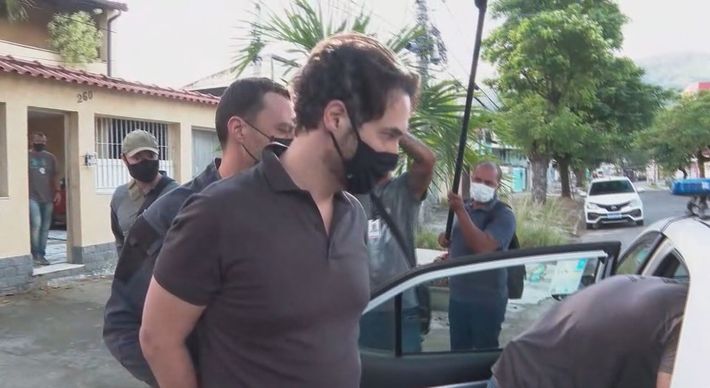 Isolado em uma cela, Jairinho tem repetido que é inocente e que o menino foi vítima de uma queda. Ele reproduz a tese de sua defesa