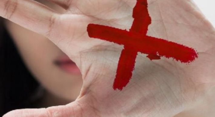 Começou a valer nesta semana a lei que instruiu profissionais de supermercados, farmácias e demais profissionais a receberem como um pedido de socorro quando uma mulher desenhar um X vermelho na palma da mão.