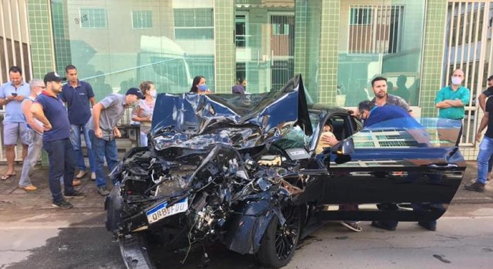 Motorista está internada. O filho mais velho dela contou que teve ferimentos leves, mas o irmão e a mãe tiveram fraturas e precisaram passar por cirurgia