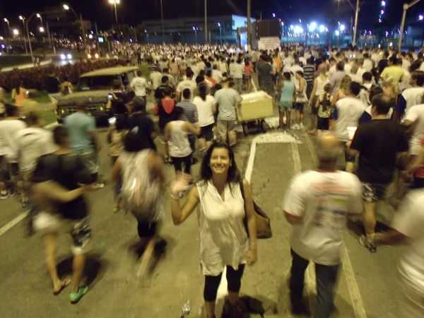 A socióloga Whitne Fernanda, que se declarava agnóstica, em meio à multidão da Romaria dos Homens.