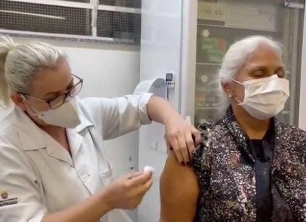 Fafá de Belém sendo vacinada contra a Covid-19 em posto de saúde
