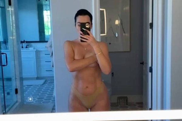 Khloé Kardashian faz vídeo para mostrar seu corpo sem edições de imagem