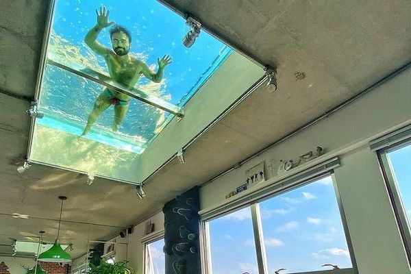 Mauro Sousa na piscina transparente no teto da sala