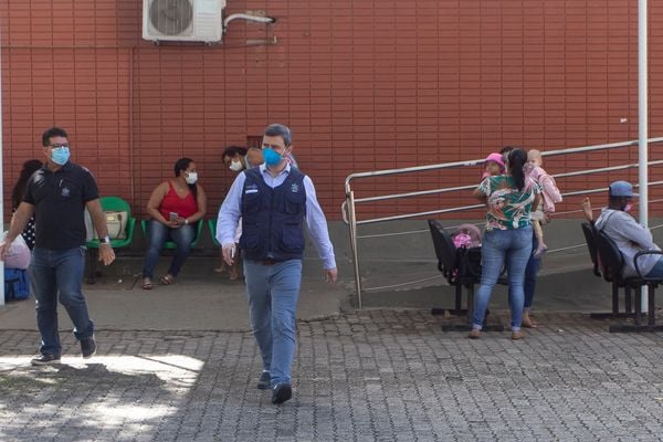 Nésio Fernandes, secretário de saúde, visita Hospital Infantil após princípio de incêndio por Vitor Jubini