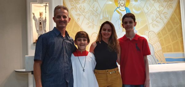 Renan Eduardo e Flávia receberam a tão esperada notícia da gravidez após oito anos de casados. Hoje eles têm dois filhos, Gabriel e Davi: