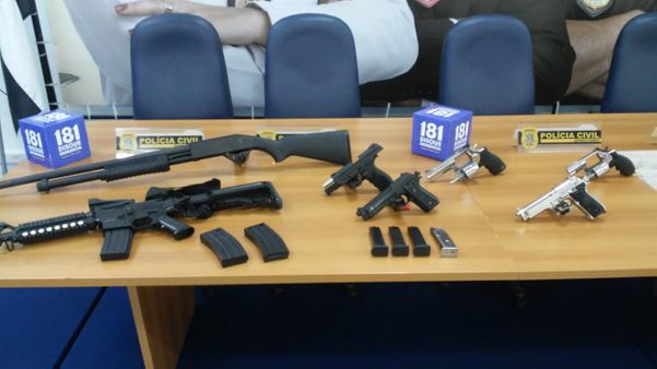 Revólveres, pistolas, espingardas e simulacros foram presos com homem suspeito de ser 