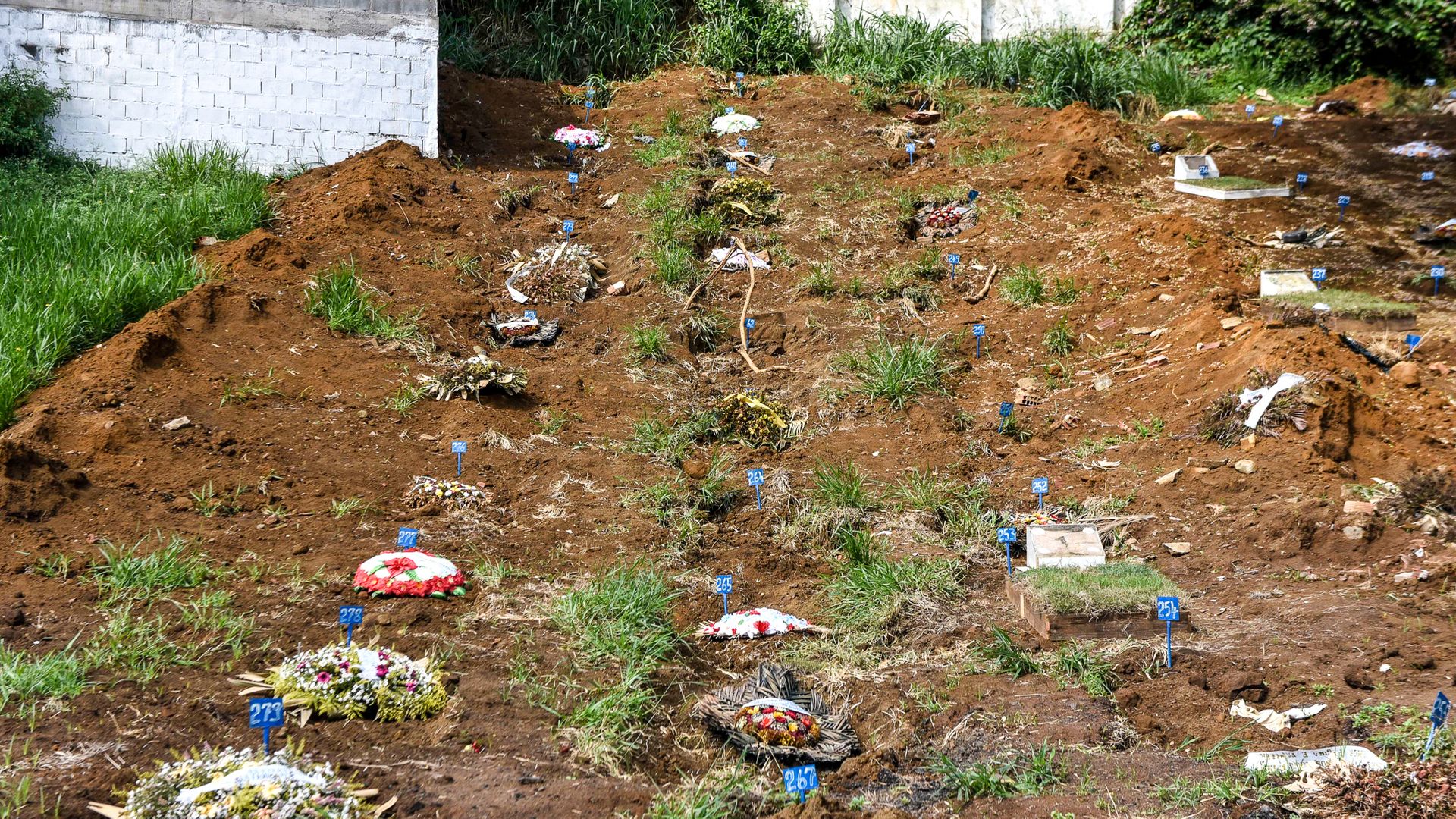 Túmulos recém ocupados no cemitério de Maruípe em Vitória.