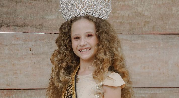 Natural de João Neiva, Pietra Montibeller de Castro venceu o Miss Infantil Espirito Santo Fashionista 2020 e foi coroada Mini Miss Brasil Universe 2020