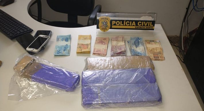 Mais de dois quilos de maconha prensada foram apreendidas com dois suspeitos nessa quinta-feira (08), após o material ser retirado na agência
