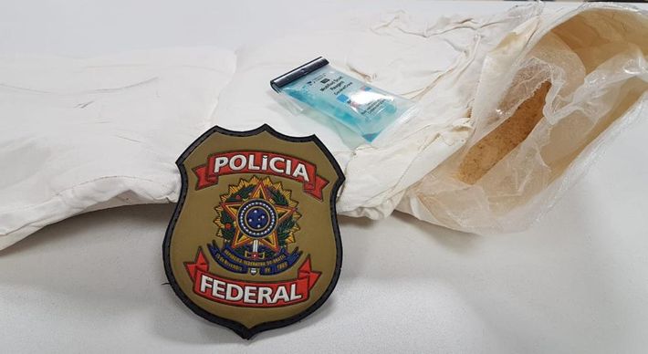 Segundo a Polícia Federal, a suspeita estava escondendo cerca de 2 quilos de pasta base de cocaína junto ao corpo. A passageira é de Cuiabá, no Mato Grosso, e foi conduzida para a Superintendência Regional da PF, em Vila Velha