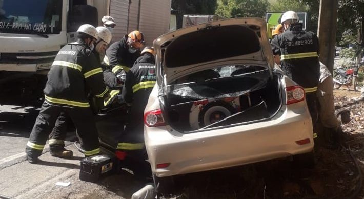 A colisão frontal envolveu o carro que era dirigido pela mulher e um caminhão, na altura do quilômetro 11, próximo a uma curva