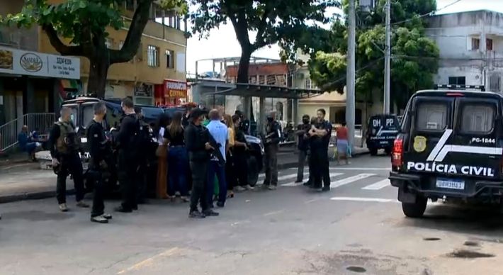 Cerca de 45 policiais civis participaram da operação e foram recebidos no bairro com muitos fogos de artifício. O trabalho durou cerca de três horas
