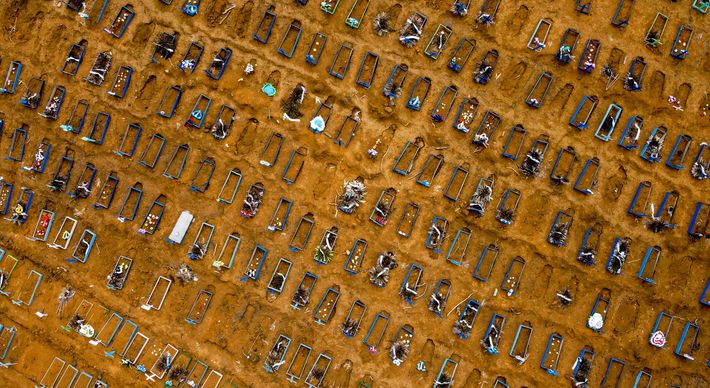 Brasil registrou 4.190 novas mortes pela doença na quinta-feira (8), o que equivale a 174 mortes por hora. É a segunda vez que o país supera a marca de 4 mil vítimas registradas em um único dia