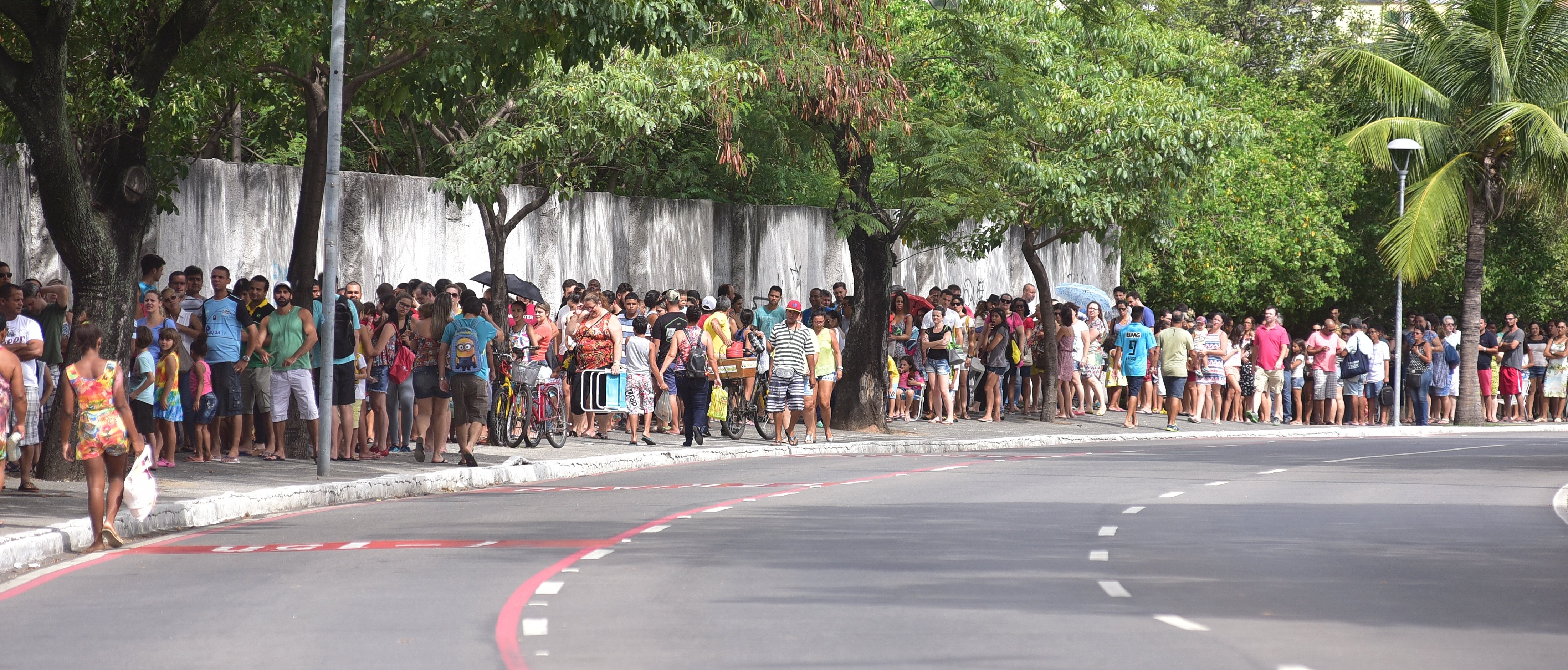 Data: 01/03/2017 - ES - Vitória - Pessoas aguardam formando longas filas para tomarem vacina contra febre amarela - Editoria: Cidades - Foto: Marcelo Prest - GZ