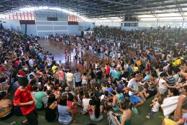 Data: 05/03/2017 - ES - Vila Velha - Pessoas lotam o Tartarugão em Coqueiral de Itaparica para o mutirão da vacina contra febre amarela - Editoria: Cidades - Foto: Bernardo Coutinho - GZ por Bernardo Coutinho