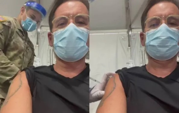Leandro Hassum sendo vacinado contra covid-19 