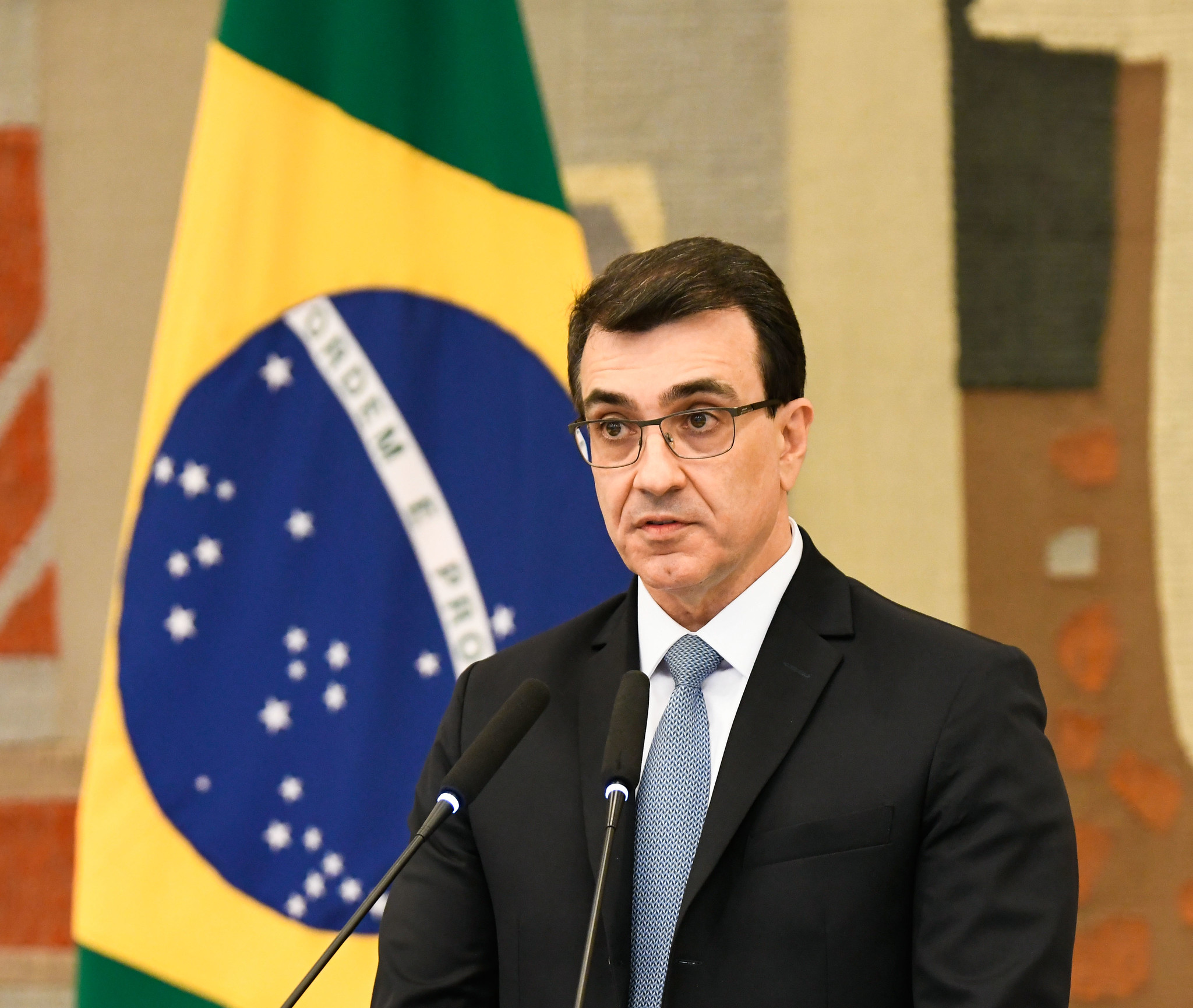 Depois de problemas e críticas, a entrada de Carlos França no comando do Ministério das Relações Exteriores já melhorou o relacionamento diplomático do Brasil com a China