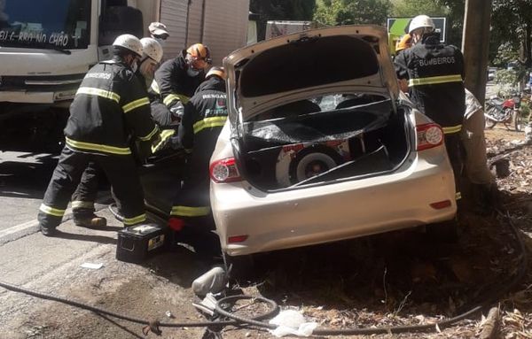 A colisão frontal envolveu o carro que era dirigido pela mulher e um caminhão, na altura do quilômetro 11, próximo a uma curva
