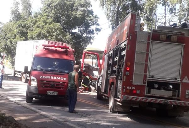 A colisão frontal envolveu o carro que era dirigido pela mulher e um caminhão, na altura do quilômetro 11, próximo a uma curva