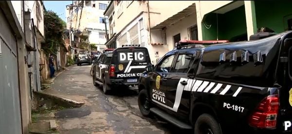 Operação da Polícia Civil prendeu quatro pessoas no Bairro da Penha, em Vitória