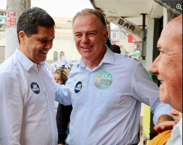 Ricardo Ferraço e Renato Casagrande andando juntos durante a campanha de 2018