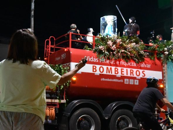 Devota demonstra fé em Nossa Senhora da Penha, durante a Romaria das Famílias em 2021 por Fernando Madeira