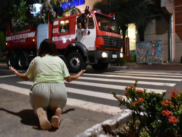 Devota demonstra fé em Nossa Senhora da Penha, durante a Romaria das Famílias em 2021 por Fernando Madeira