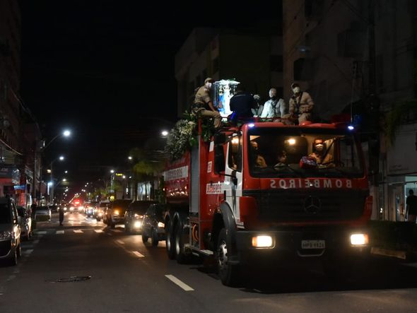 Devota demonstra fé em Nossa Senhora da Penha, durante a Romaria das Famílias em 2021 por Fernando Madeira