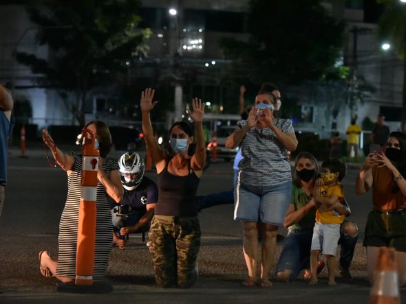 Devotos acenam para imagem de Nossa Senhora da Penha por Fernando Madeira