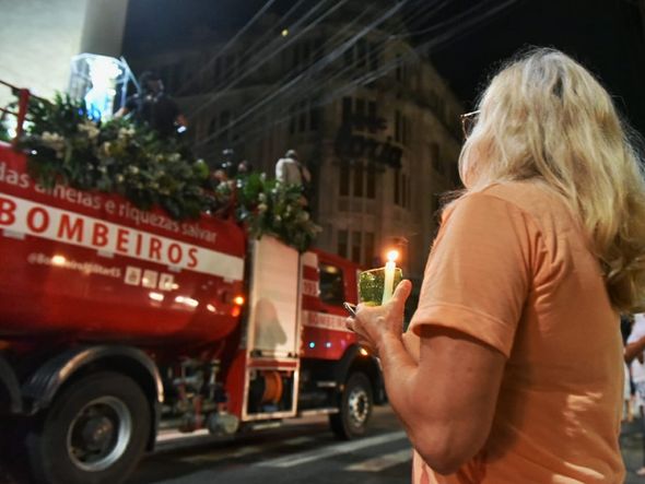 Devotos acompanham passagem da imagem de Nossa Senhora da Penha pelo Centro de Vitória por Fernando Madeira