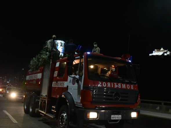 Romaria das Famílias com Convento ao fundo  por Fernando Madeira