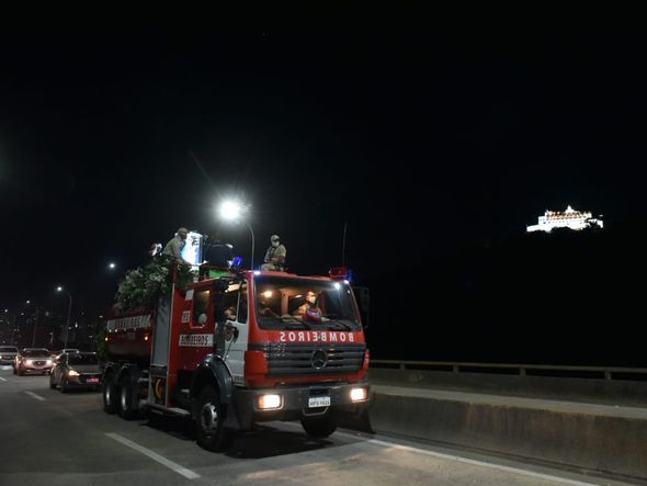 Romaria das Famílias com Convento ao fundo por Fernando Madeira
