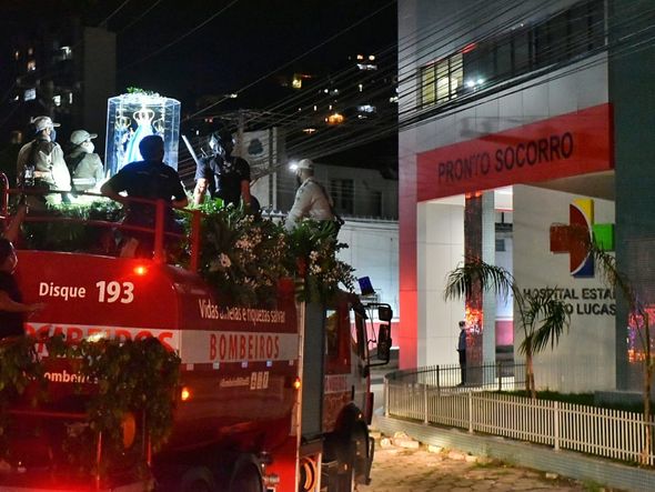Romaria das Famílias para em frente ao Hospital São Lucas para pedir por doentes e profissionais da saúde por Fernando Madeira