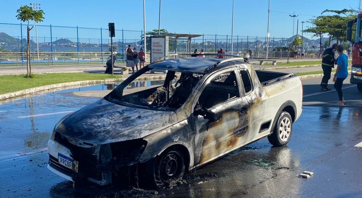 Registros feitos em frente ao Atlântica Parque, na Praia de Camburi, mostram que não havia grande movimentação de veículos quando o carro começou a pegar fogo