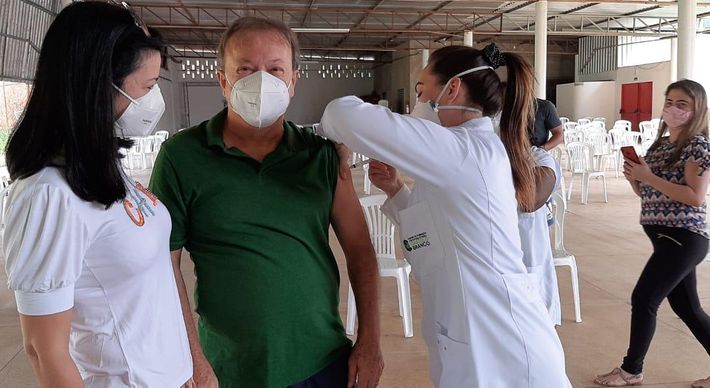 O chefe do Executivo municipal recebeu a primeira dose neste sábado (10) e parabenizou os profissionais que atuam na vacinação, em uma publicação nas redes sociais