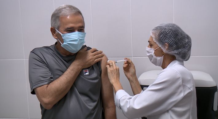 O chefe do Executivo municipal recebeu a primeira dose neste sábado (10) na unidade de saúde do bairro Conceição e afirmou que “acreditar na ciência é se vacinar”