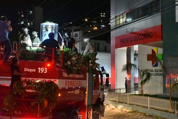 A Romaria parou em frente ao Hospital São Lucas para uma prece em favor dos enfermos