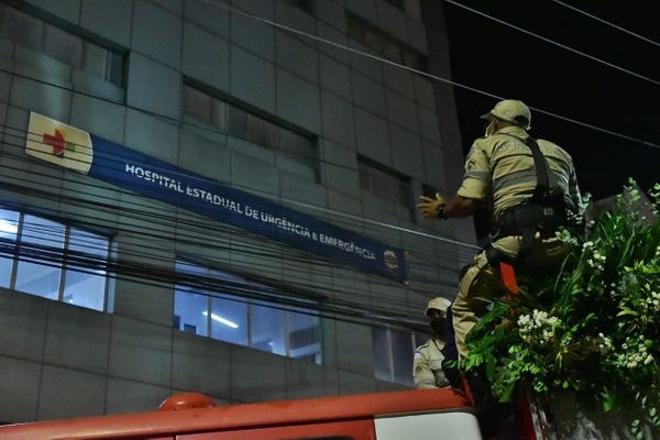 Bombeiro participa de oração em frente a hospital durante a Romaria das Famílias