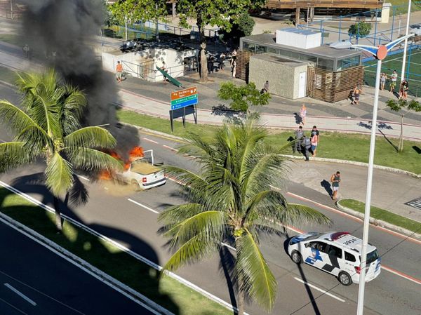 Carro em chamas na Praia de Camburi, em Vitória