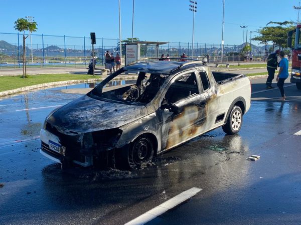 Carro ficou destruído após ser tomado pelas chamas em Vitória