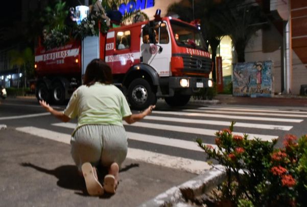 Emocionada, fiel ajoelha durante passagem da imagem de Nossa Senhora da Penha