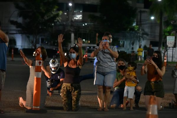 Fiéis observam a passagem da Romaria das Famílias na Festa da Penha