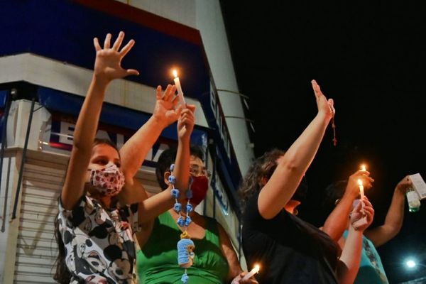 Fiéis observam a passagem da Romaria das Famílias na Festa da Penha