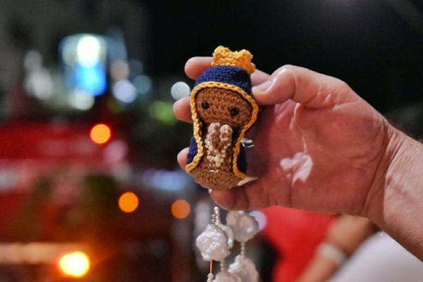 Fiel exibe figura de Nossa Senhora da Penha confeccionada em crochê