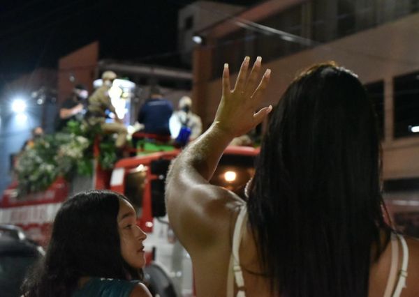 Fiel observa a passagem da Romaria das Famílias na Festa da Penha