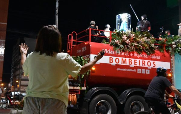 Fiel observa a passagem da Romaria das Famílias na Festa da Penha