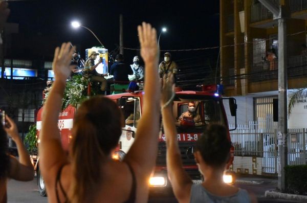 Fiel observa a passagem da Romaria das Famílias na Festa da Penha