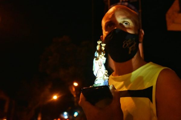 Fiel observa a passagem da Romaria das Famílias na Festa da Penha