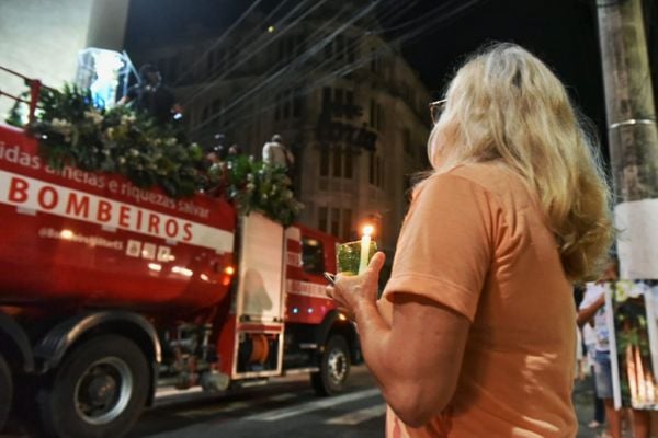 Fiel observa a passagem da Romaria das Famílias na Festa da Penha