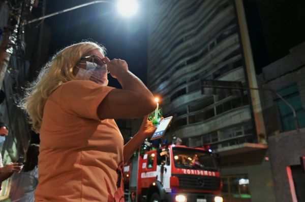 Fiel observa a passagem da Romaria das Famílias na Festa da Penha